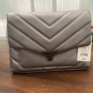 Brand new with tags. 
Brand : A New Day
Color: gray
Style: quilted crossbody